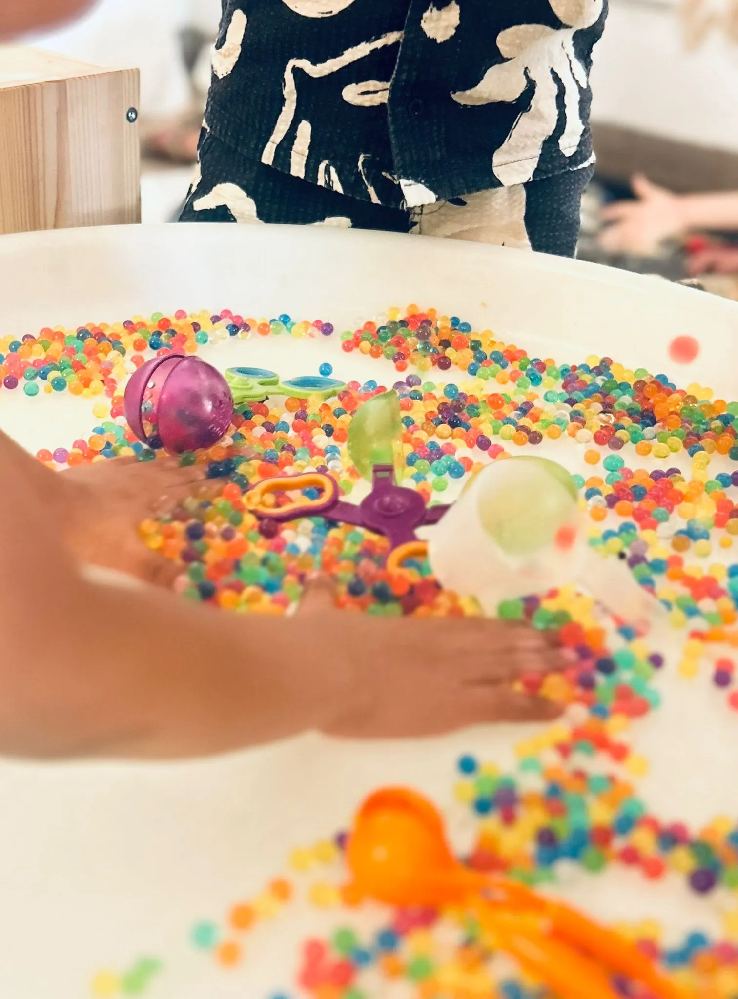 Kinderen ontdekken het sensorisch speelatelier